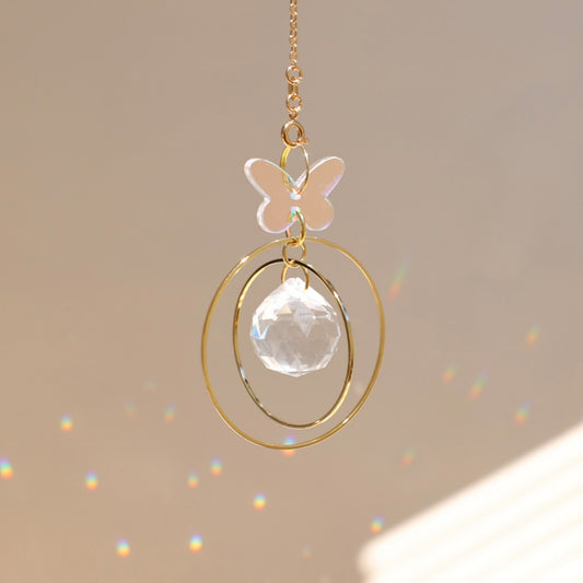 Suncatcher porte-bonheur captant la lumière et diffusant des éclats colorés