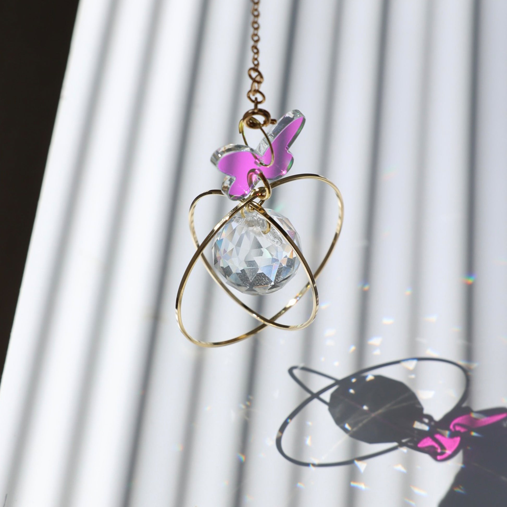 Reflets arc-en-ciel du Suncatcher Éclat illuminant l’intérieur d’une maison en lumière douce.