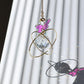 Reflets arc-en-ciel du Suncatcher Éclat illuminant l’intérieur d’une maison en lumière douce.