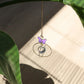 Suncatcher Éclat accroché à une plante dans un salon, symbole de renouveau et de transformation.