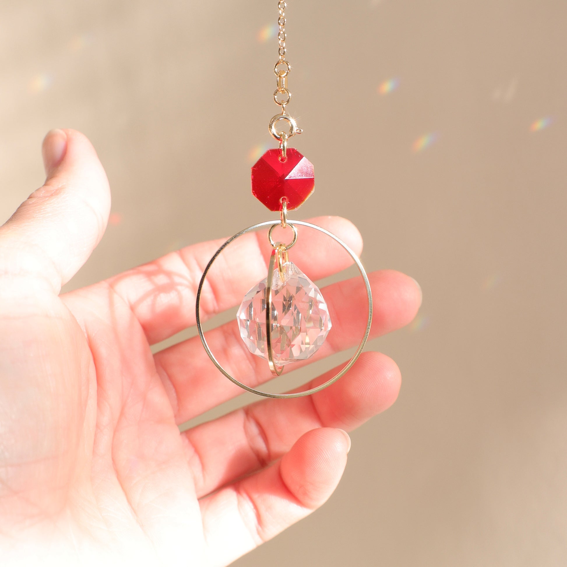 Suncatcher de la marque Rayonne composé avec un cristal rouge qui symbolise l'amour