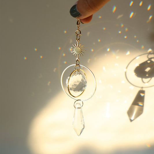 Gros plan sur les cristaux du Suncatcher GOLDEN, captant la lumière du soleil pour créer des jeux de couleurs.