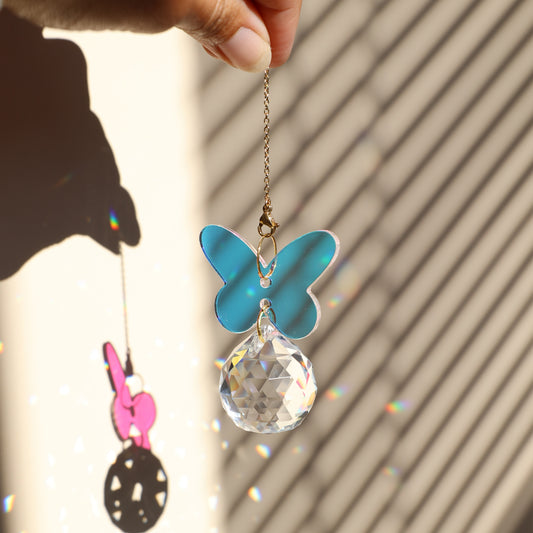 Gros plan sur le Suncatcher IRIS, symbole de renouveau et de transformation.
