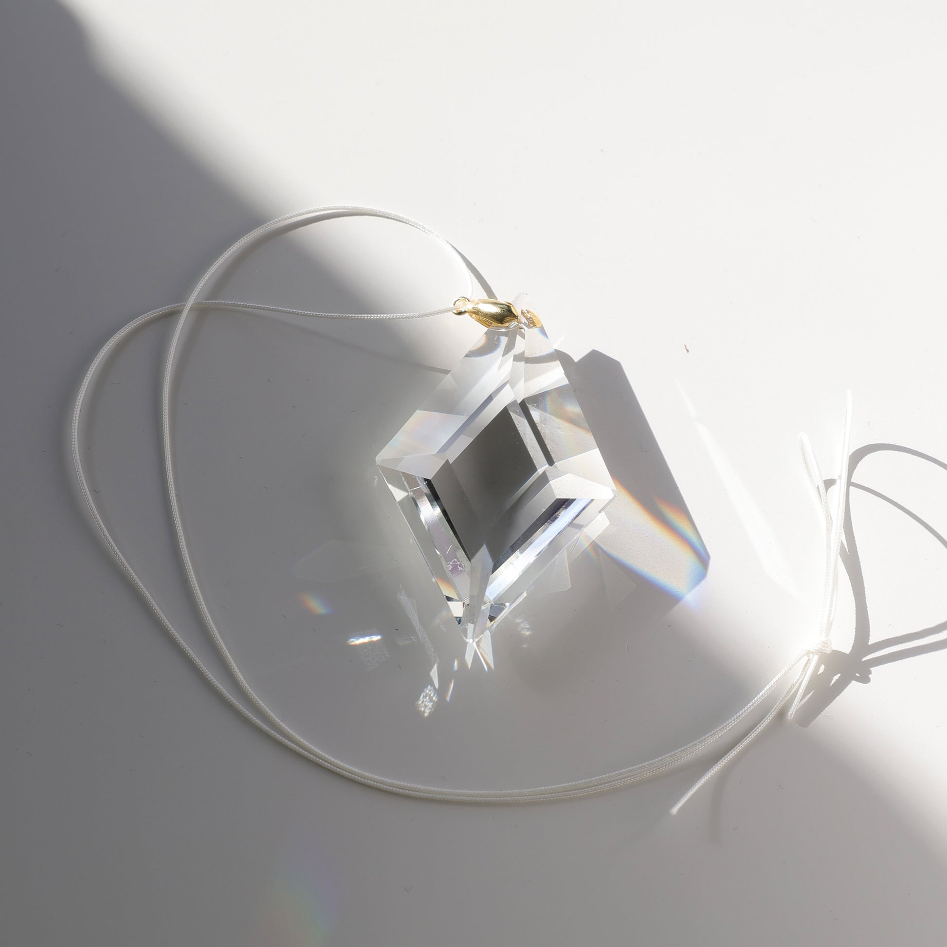 Suncatcher LUCKY CHARM en cristal, avec un cordon en coton ajustable pour une installation facile