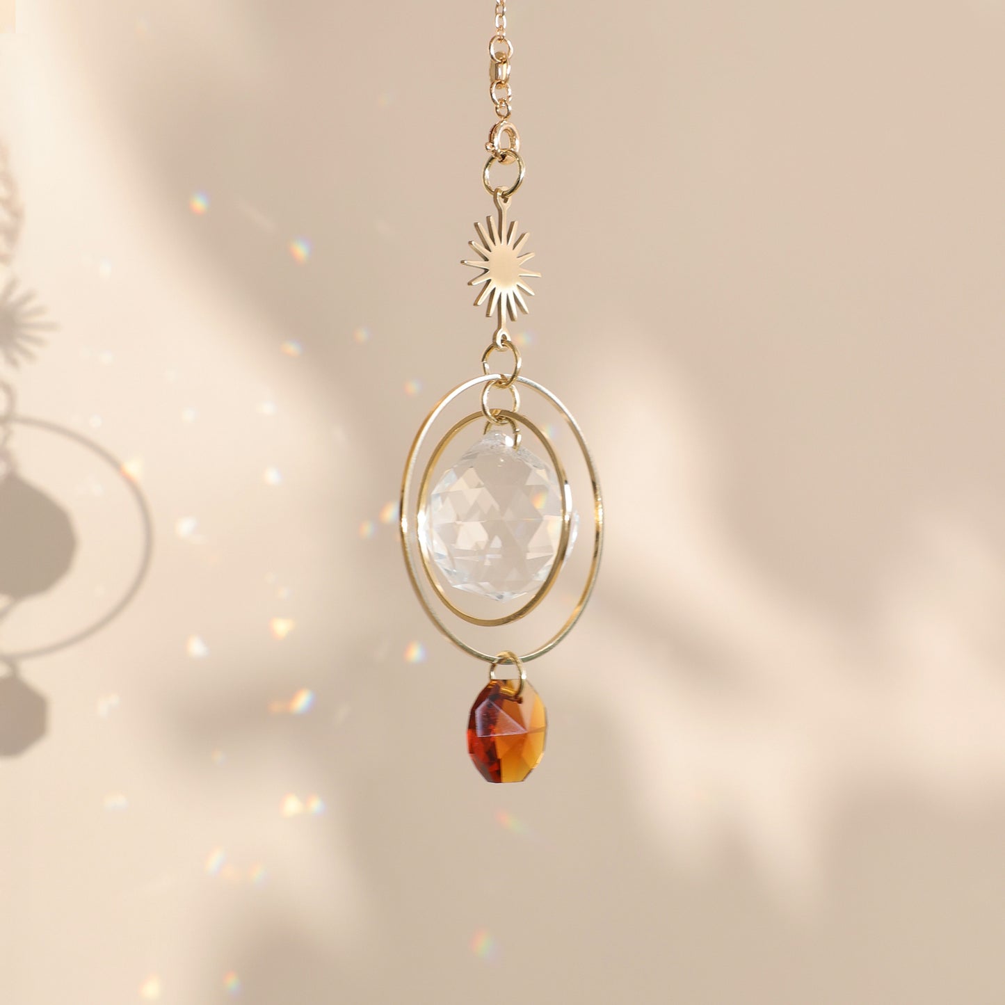 Suncatcher de la marque Rayonne dans un endroit lumineux de la maison, qui diffuse des arcs en ciel