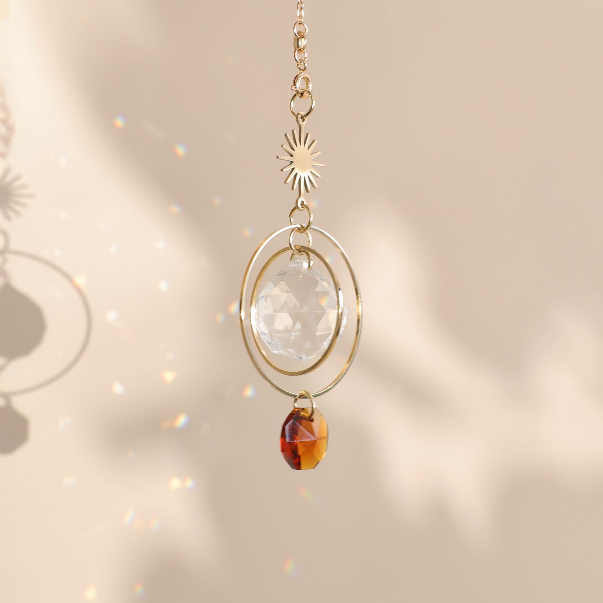 Suncatcher de la marque Rayonne dans un endroit lumineux de la maison, qui diffuse des arcs en ciel