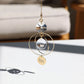 Suncatcher MAMAN installé dans un intérieur chaleureux, idée cadeau fête des mères par Rayonne
