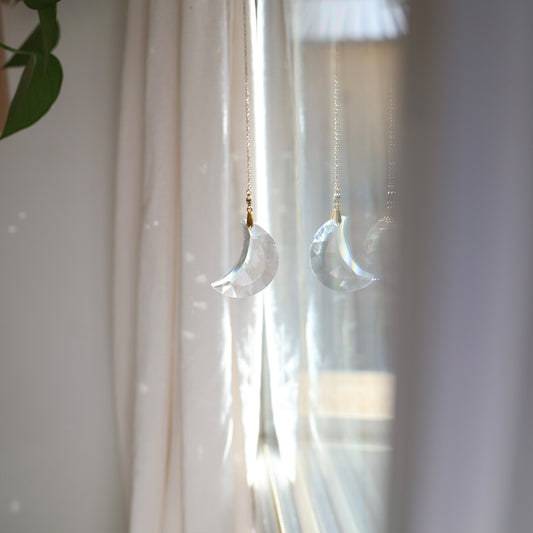 suncatcher en cristal en forme de lune 
