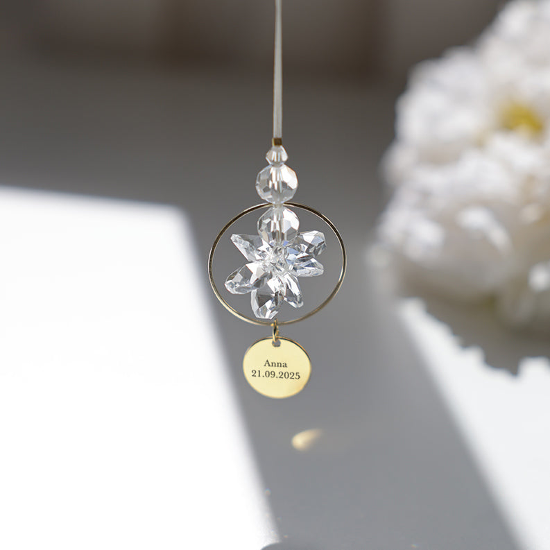 Suncatcher ÉDEN de la marque Rayonne® gravé du prénom et de la date de naissance, suspendu à la vitre avec ventouse.
