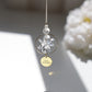 Suncatcher ÉDEN de la marque Rayonne® gravé du prénom et de la date de naissance, suspendu à la vitre avec ventouse.