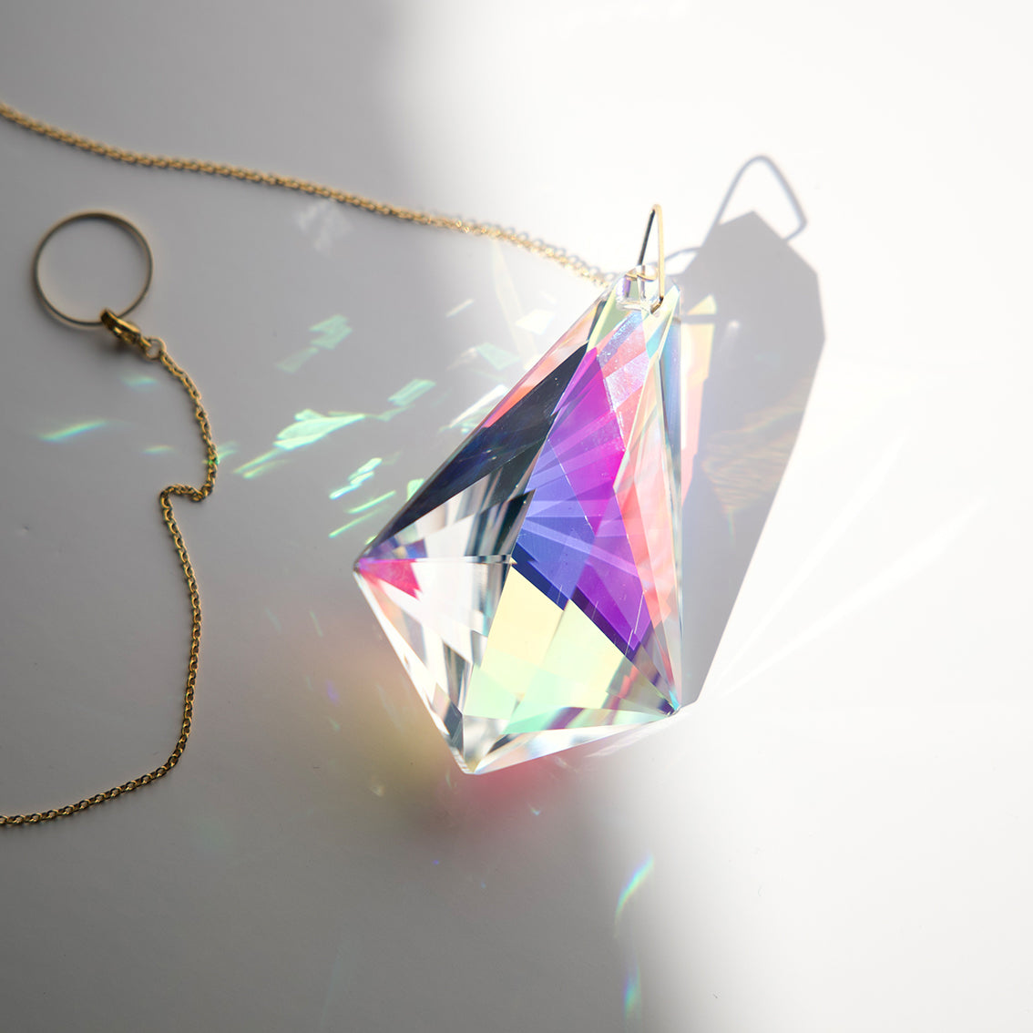 Grand cristal iridescent avec chaîne