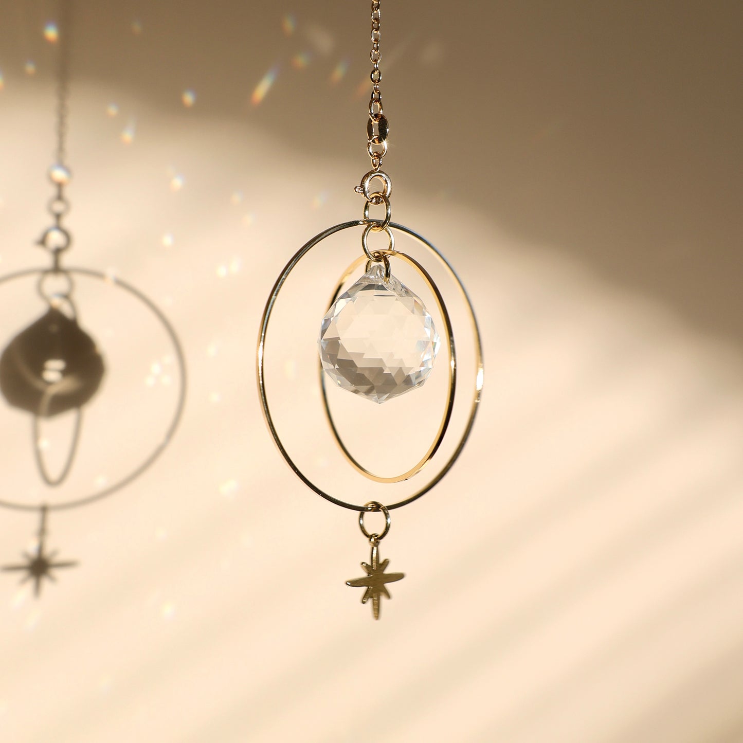 Capteur de soleil de la marque Rayonne, avec boule de cristal et petite étoile dorée