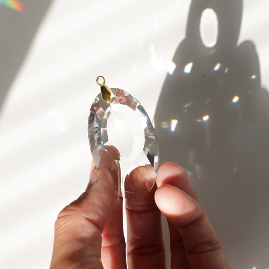 Cristal OPALE de 5x3 cm, captant la lumière du soleil et diffusant de magnifiques reflets arcs-en-ciel