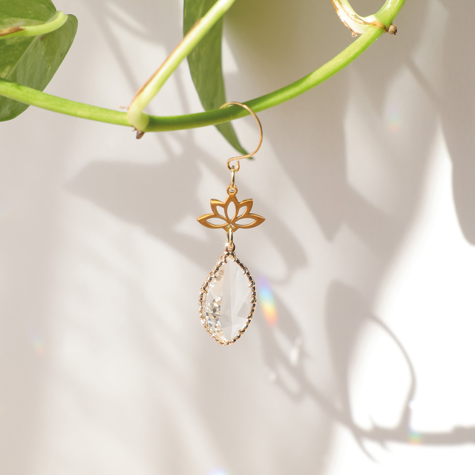 Attrape-soleil avec cristal et apprêt doré de la marque Rayonne
