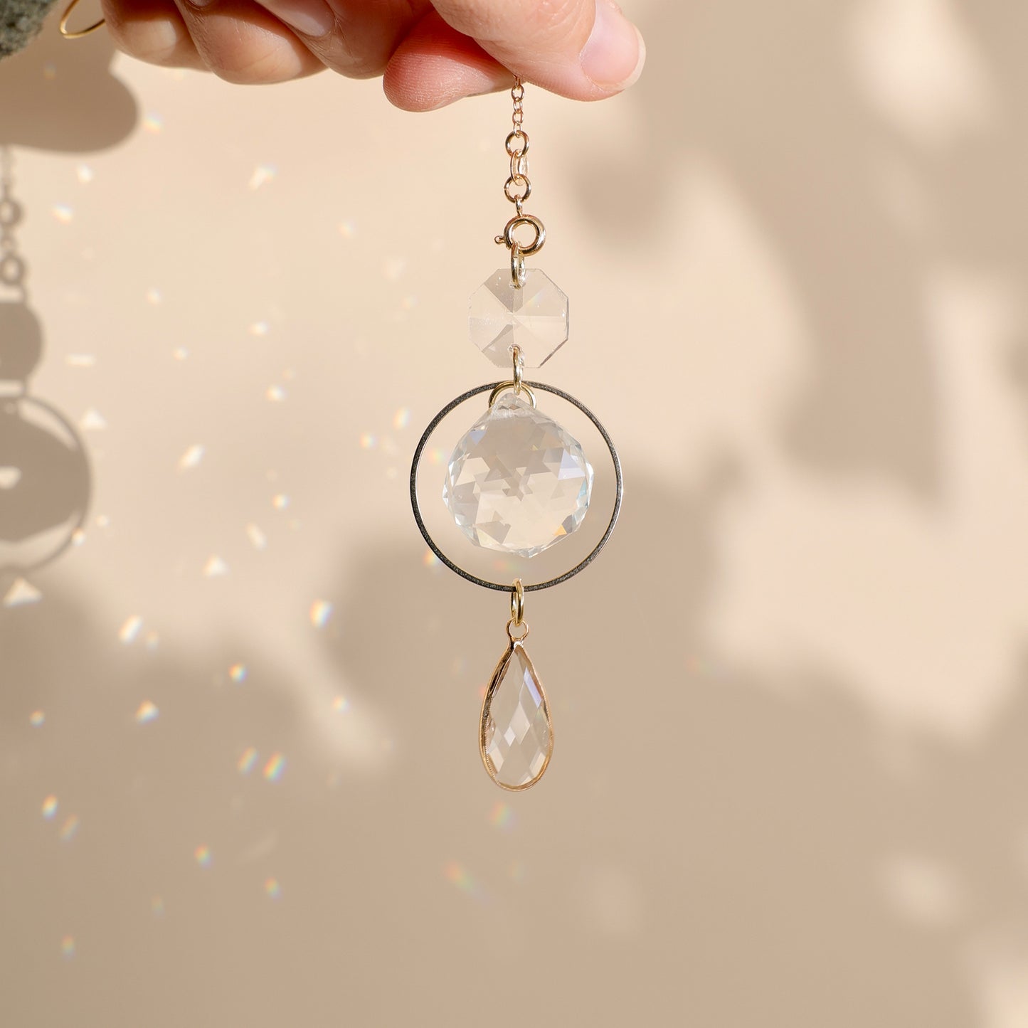 suncatcher PRISMA avec cristal transparent, diffusant des arcs-en-ciel et créant une ambiance apaisante