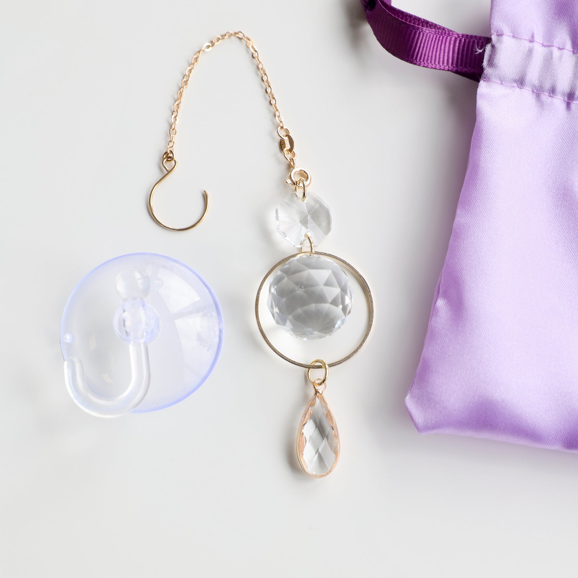 Suncatcher Prisma de la marque Rayonne, fourni avec une ventouse crochet pour une installation rapide et facile