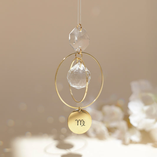 Suncatcher personnalisé avec médaillon gravé du signe astrologique, reflétant des arcs-en-ciel au soleil. Fabriqué en France.