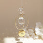 Suncatcher personnalisé avec médaillon gravé du signe astrologique, reflétant des arcs-en-ciel au soleil. Fabriqué en France.