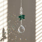 Suncatcher GLOW de la marque Rayonne® suspendu, diffusant des reflets scintillants dans la pièce