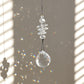 Suncatcher PEARL de Rayonne® suspendu, diffusant des reflets arc-en-ciel grâce à ses cristaux transparents.