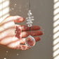 Cristaux transparents du Suncatcher PEARL captant et transformant la lumière du soleil en arcs-en-ciel