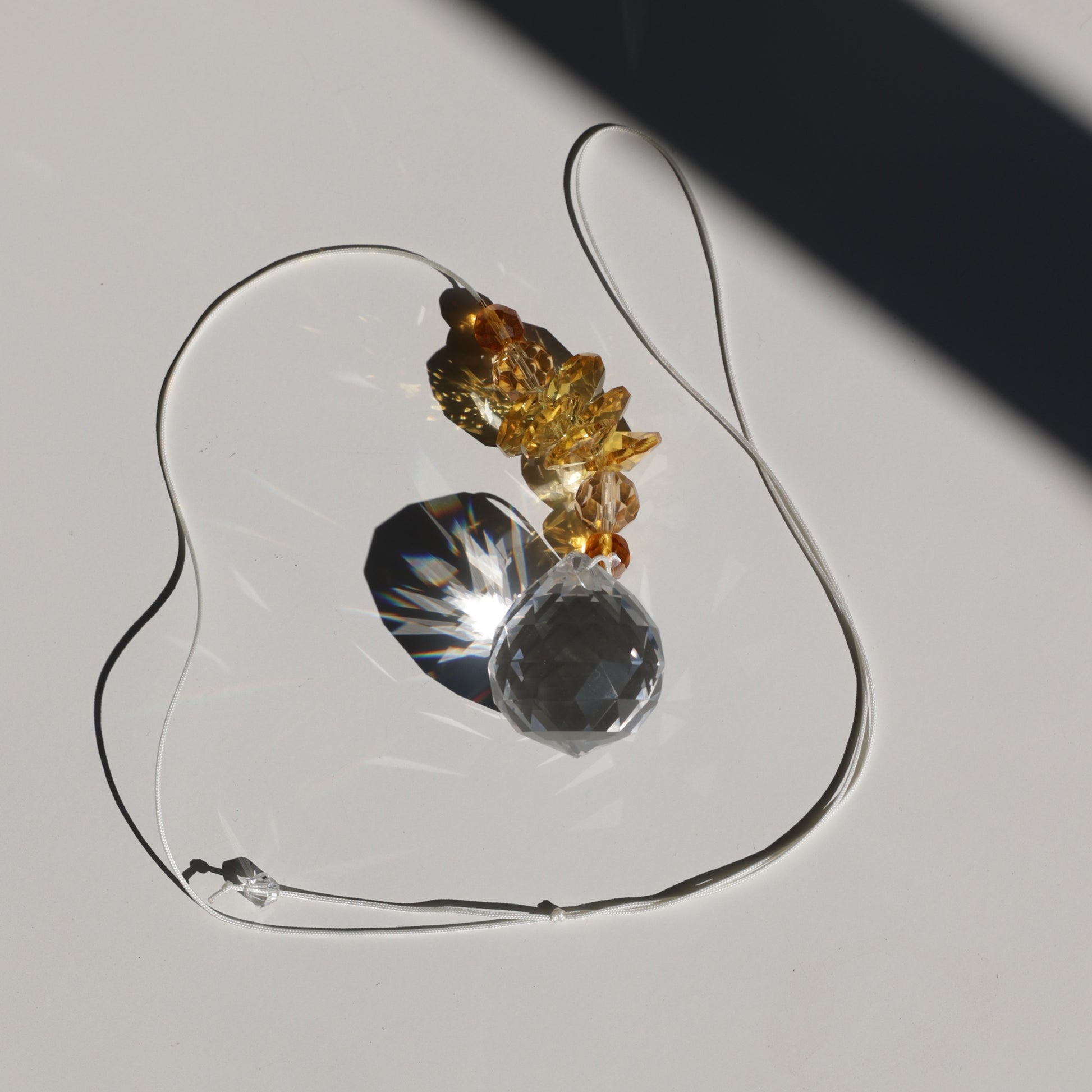 Suncatcher Solstice de la marque Rayonne, avec boule de cristal transparente