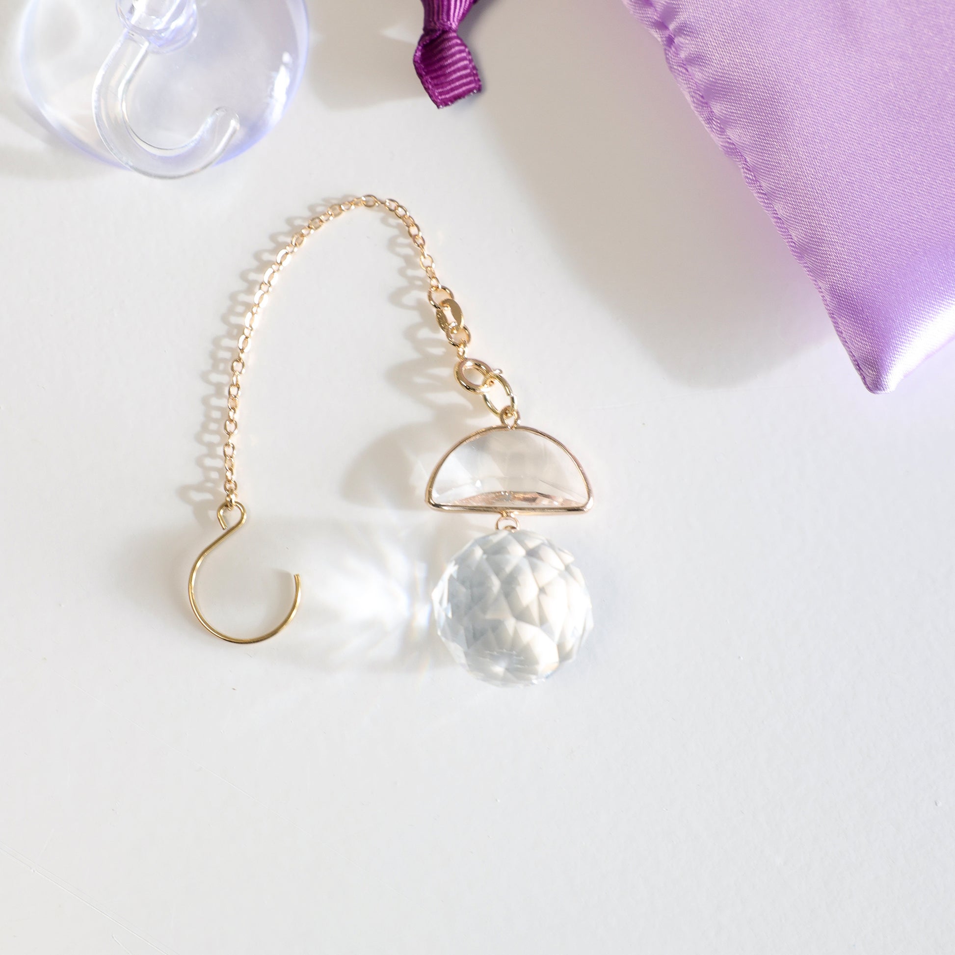 Suncatcher SkySow vendu avec une ventouse crochet et un pochon avec le logo Rayonne