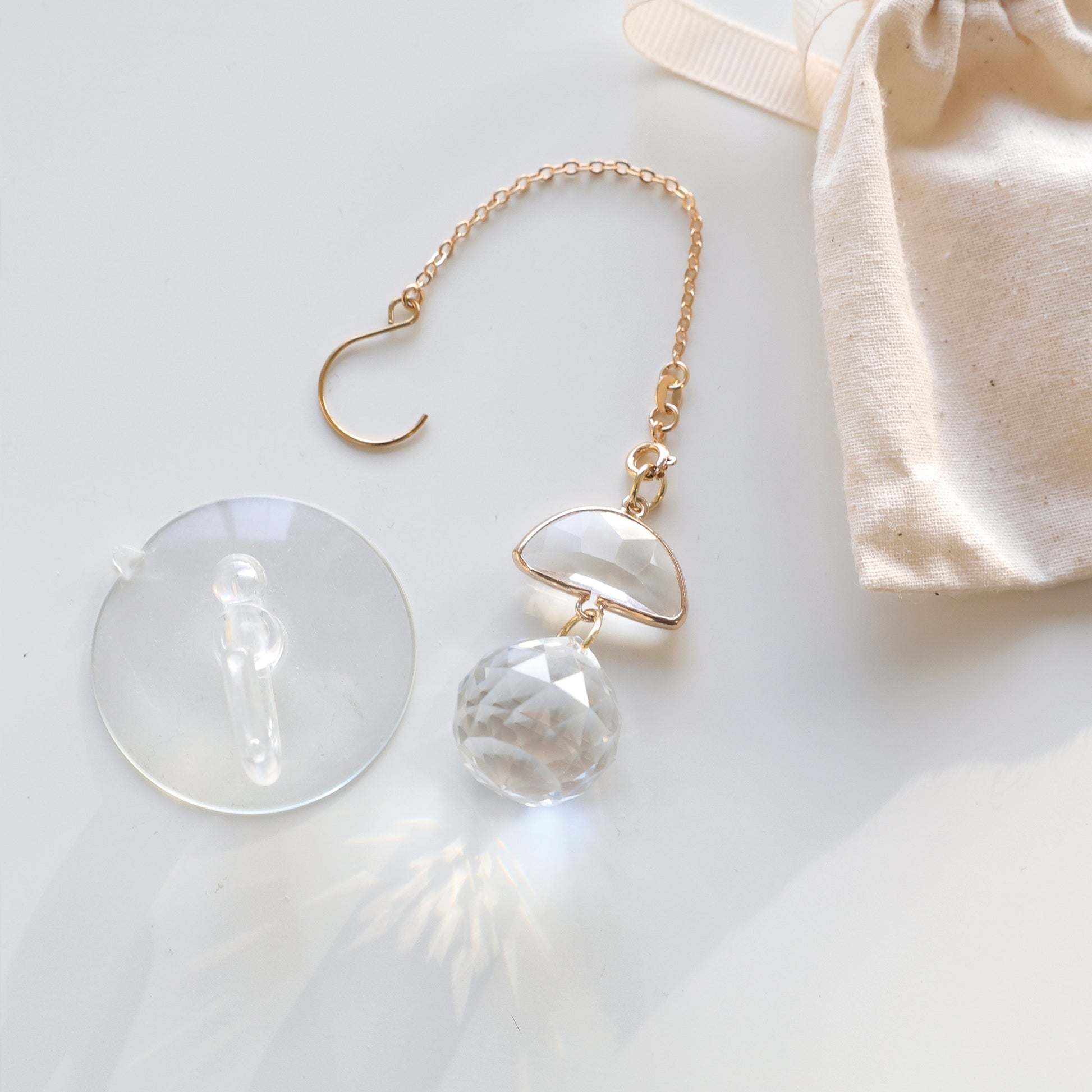 Suncatcher SkySow vendu avec une ventouse crochet et un pochon avec le logo Rayonne