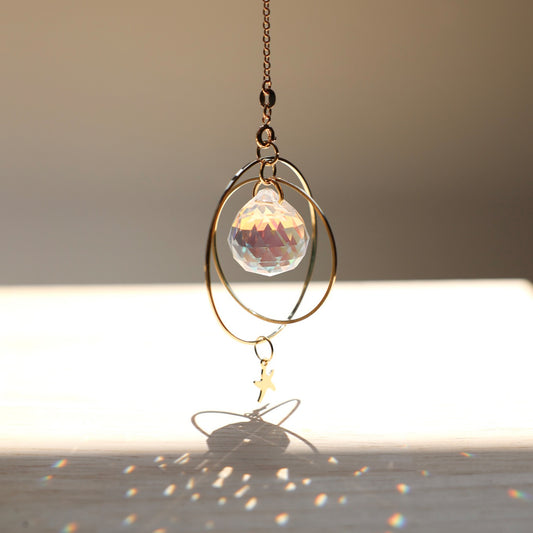 Suncatcher avec boule de cristal holographique qui crée des reflets arcs-en-ciel