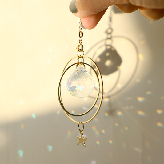Décor lumineux avec le Suncatcher Sunset de Rayonne accroché dans une pièce baignée de lumière naturelle.