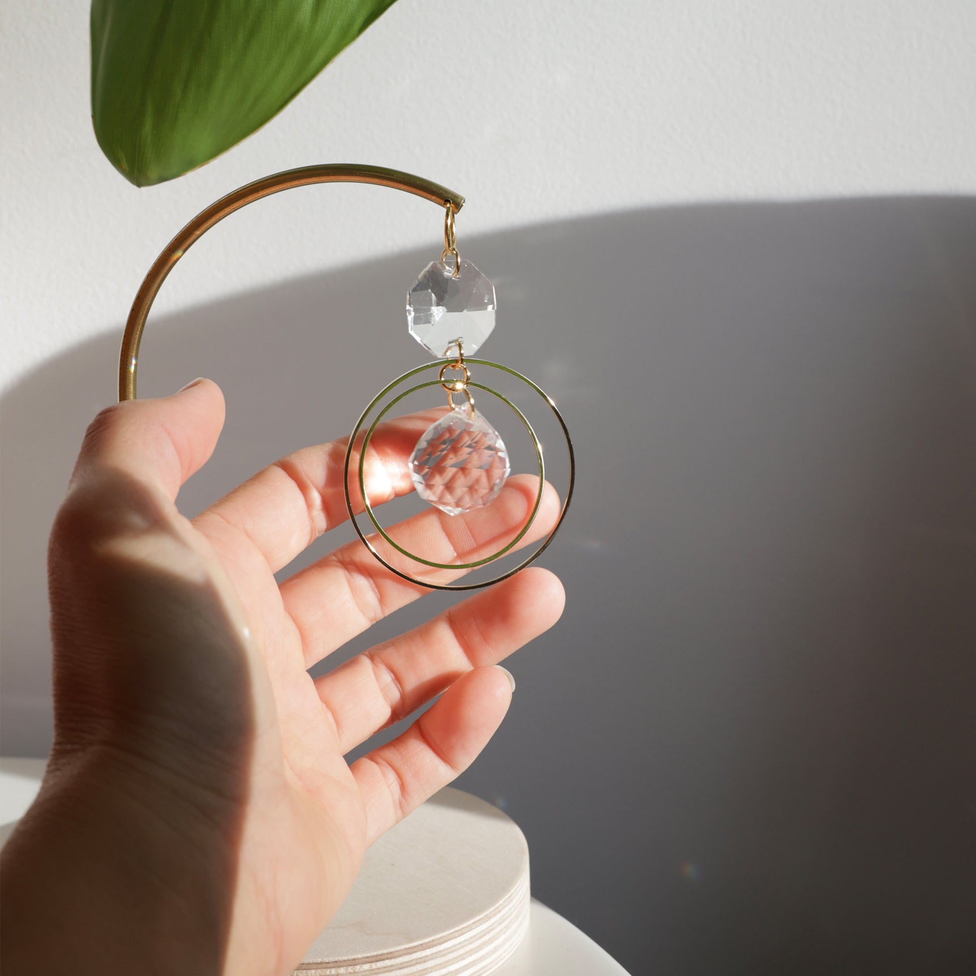 Suncatcher sur pied DAYDREAM avec base en bois et structure en cristal. Objet de décoration original