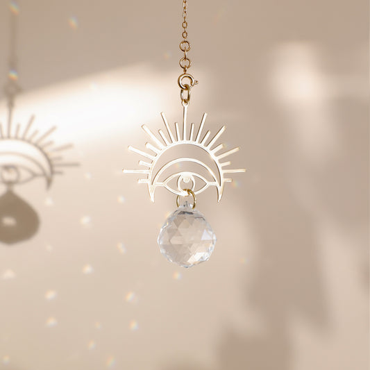 Décoration intérieure WONDER de Rayonne® captant la lumière du soleil et créant une ambiance apaisante avec des reflets colorés.