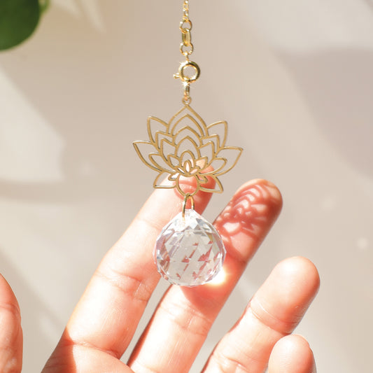 Attrape-soleil décoratif en forme de fleur de lotus, fabriqué en France par la marque Rayonne