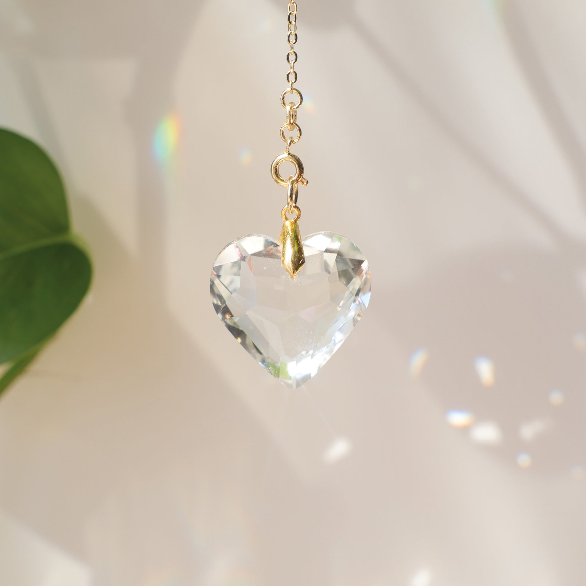 Attrape Soleil avec un cristal en forme de coeur, symbole d'amour