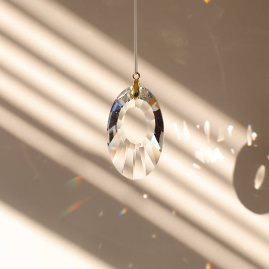 attrape-soleil en cristal suspendu près d'une fenêtre 