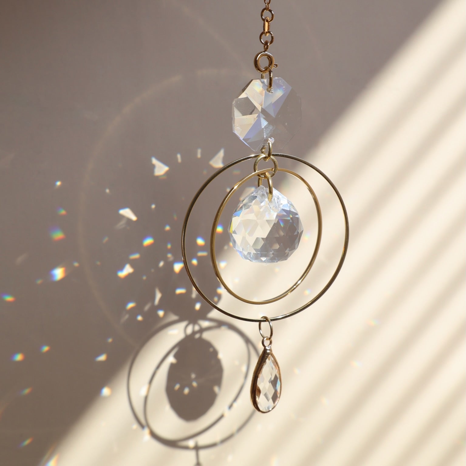suncatcher en cristal qui réfléchi le soleil 