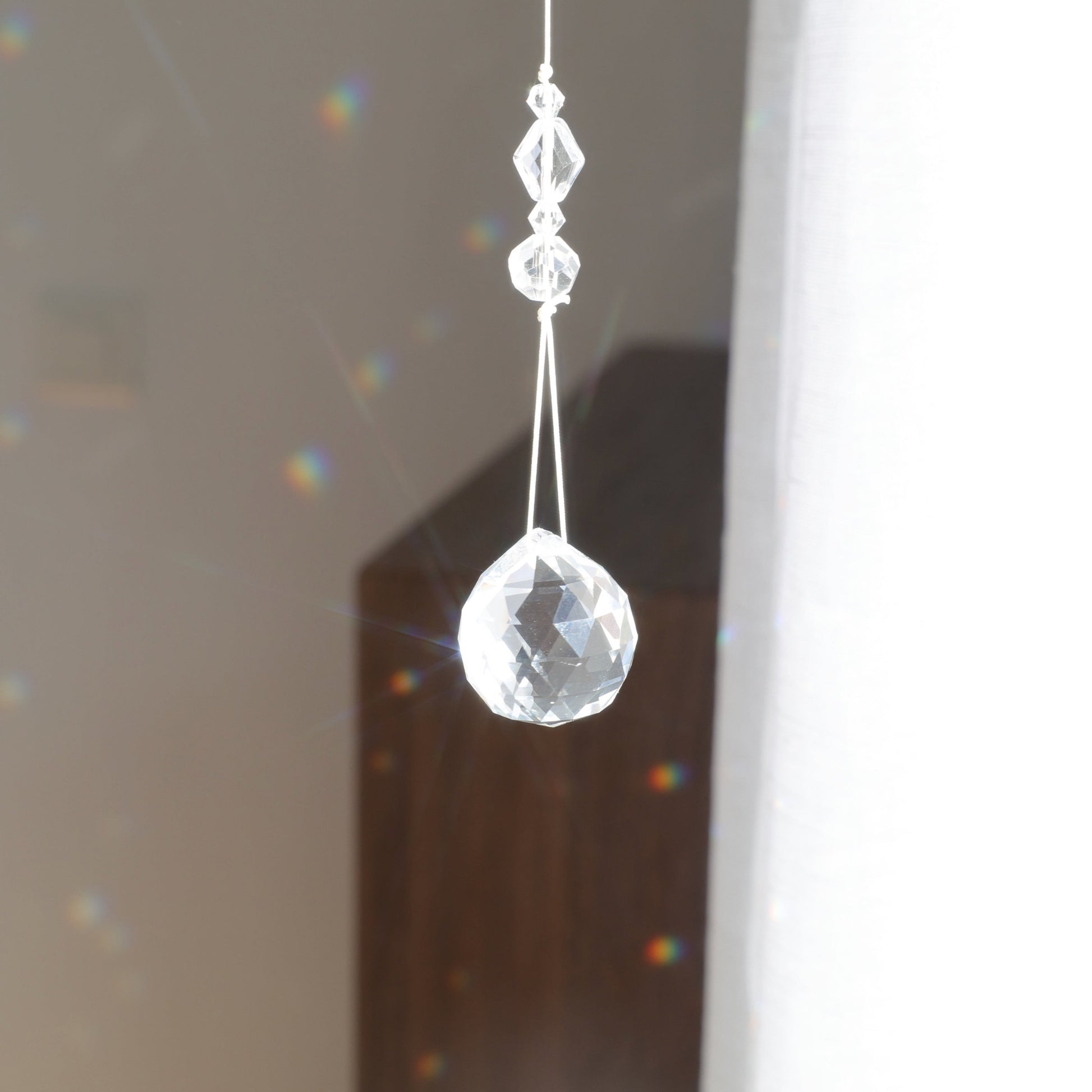 suncatcher suspendu dans une maison