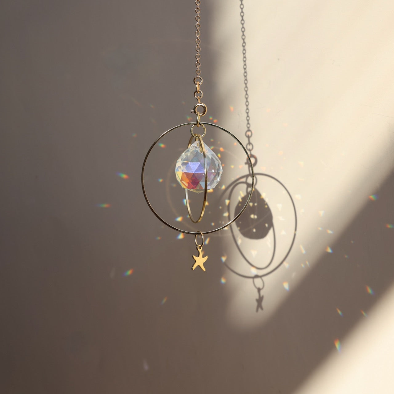 suncatcher rayonne en cristal diffusant des prismes 