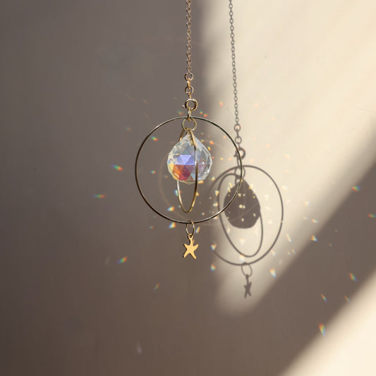 suncatcher rayonne en cristal diffusant des prismes 