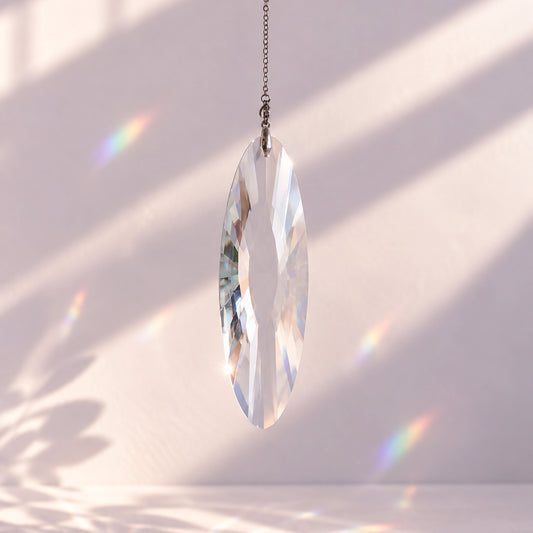 suncatcher sur fond lilas subtil et reflets 