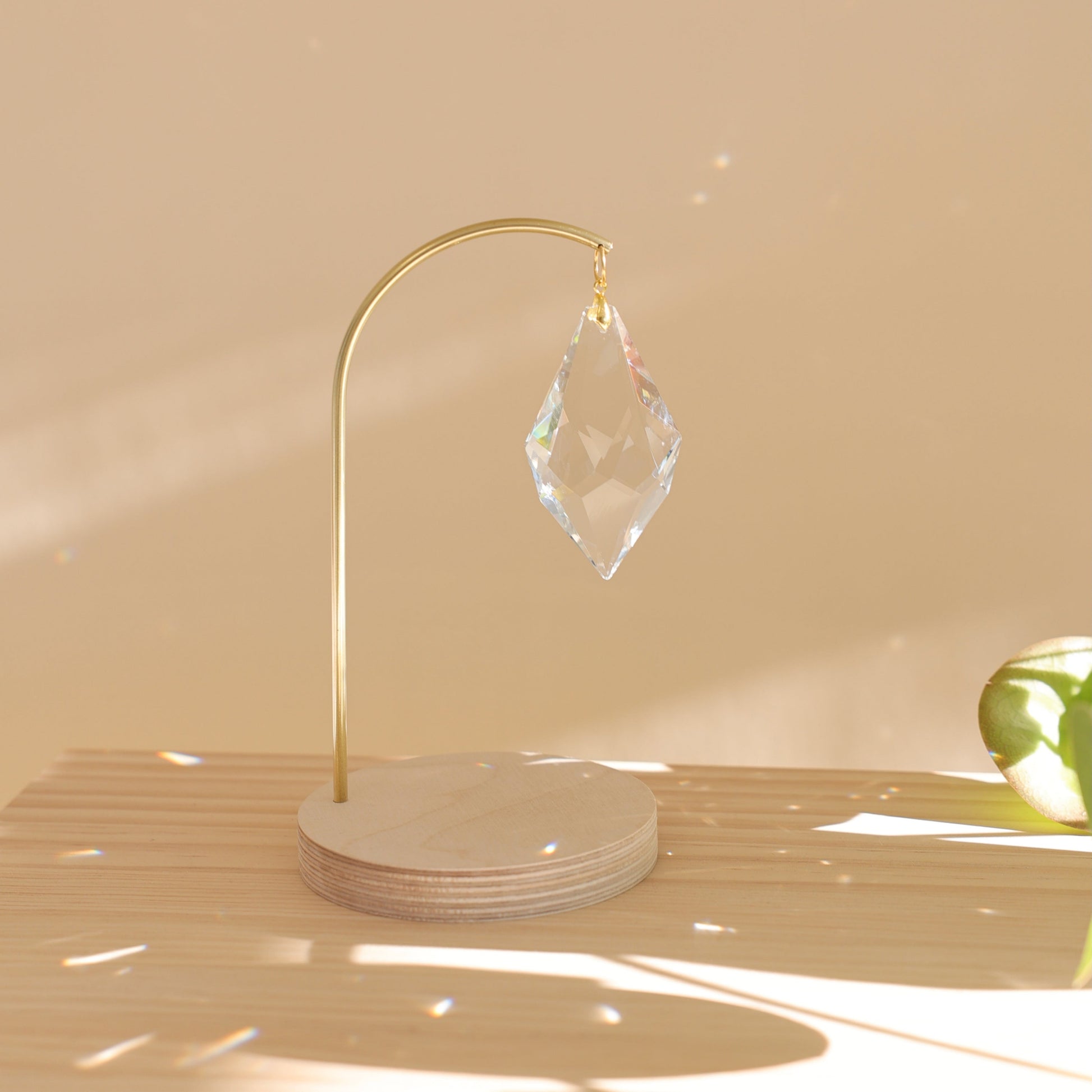 suncatcher sur pied posé sur une étagère en bois 