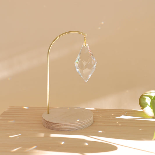 suncatcher sur pied posé sur une étagère en bois 