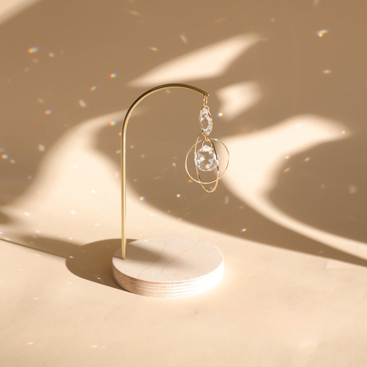 suncatcher sur pied posé sur un fond beige