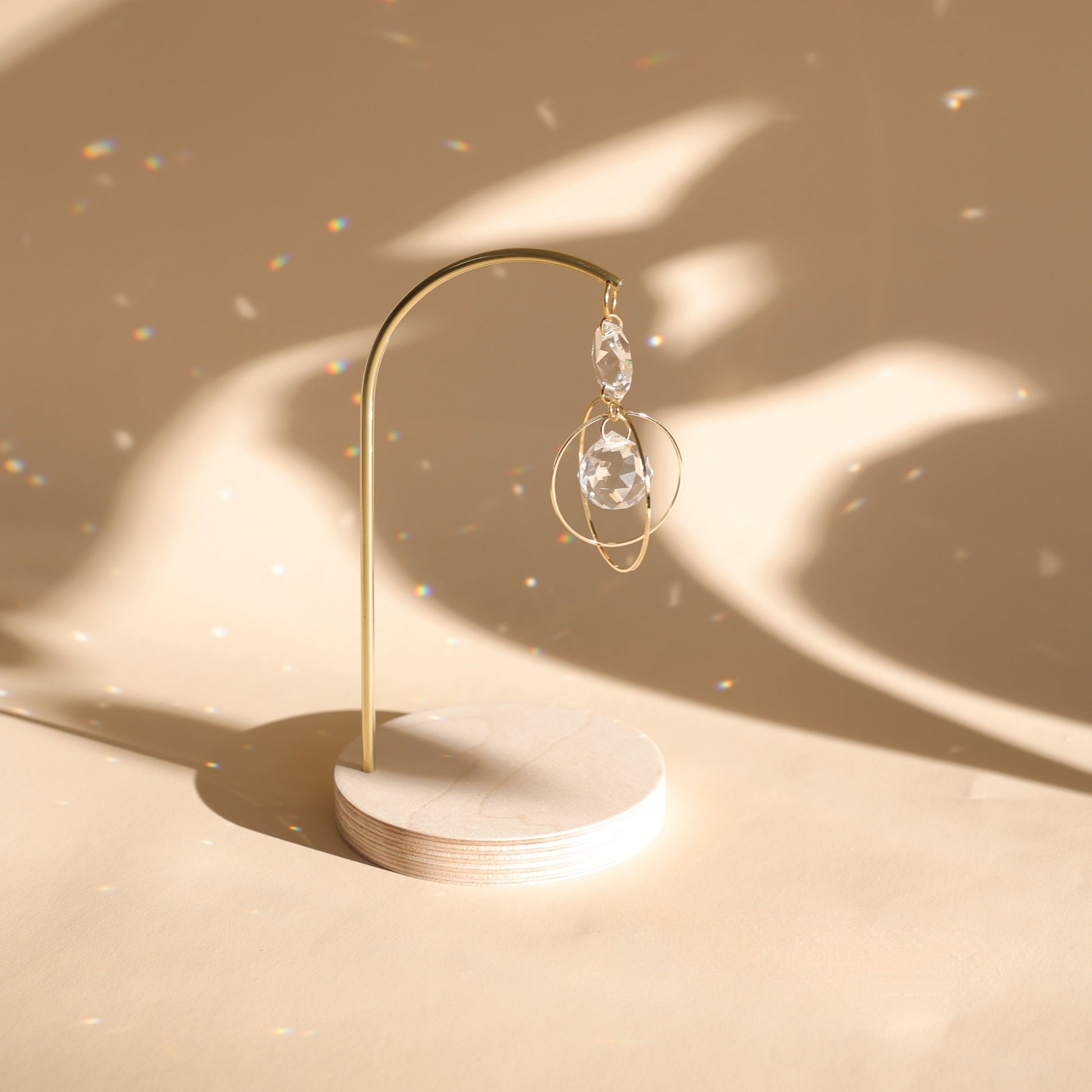 suncatcher sur pied posé sur un fond beige