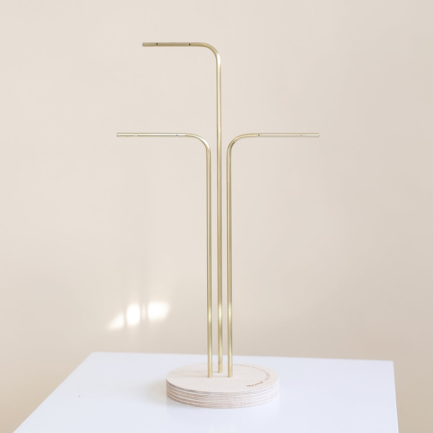 présentoir à suncatchers rayonne en bois et laiton 