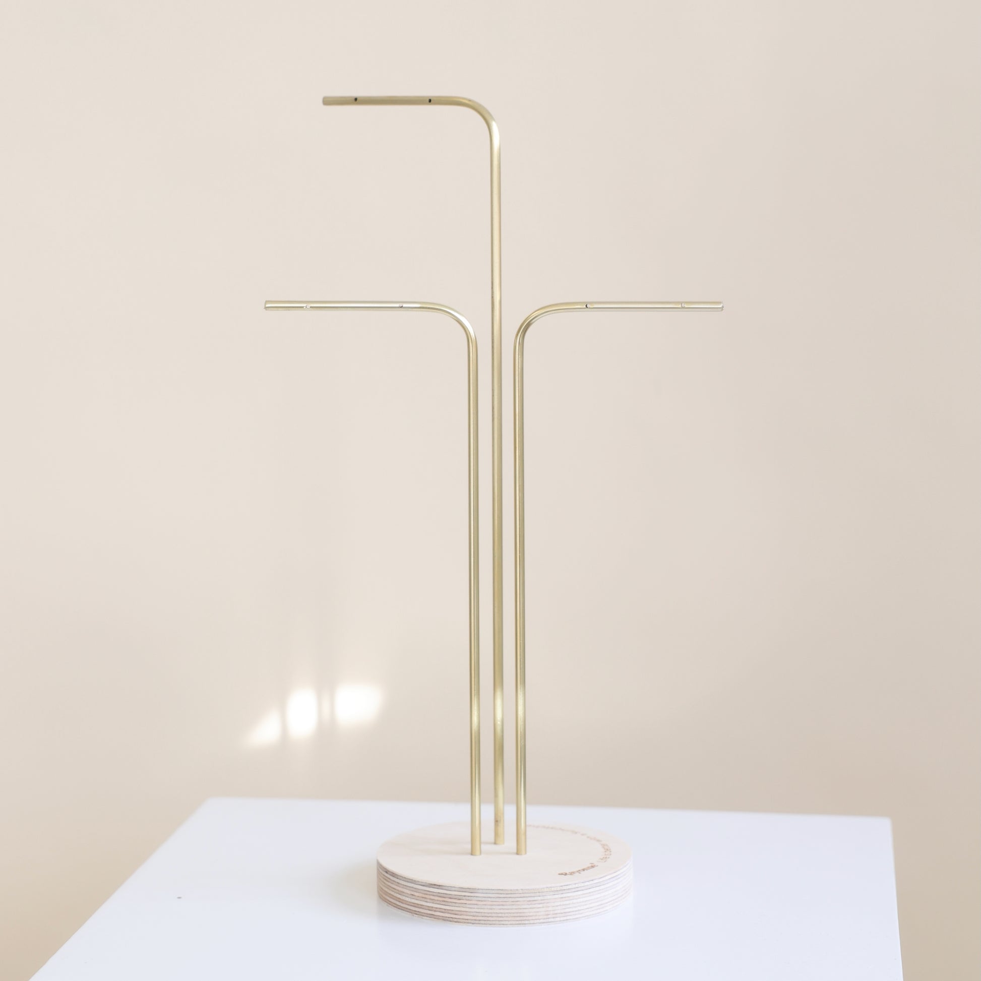 présentoir à suncatchers rayonne en bois et laiton 