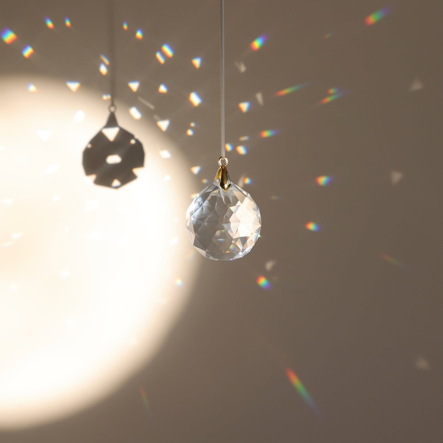 attrape-soleil réfléchissant près d'une fenêtre 