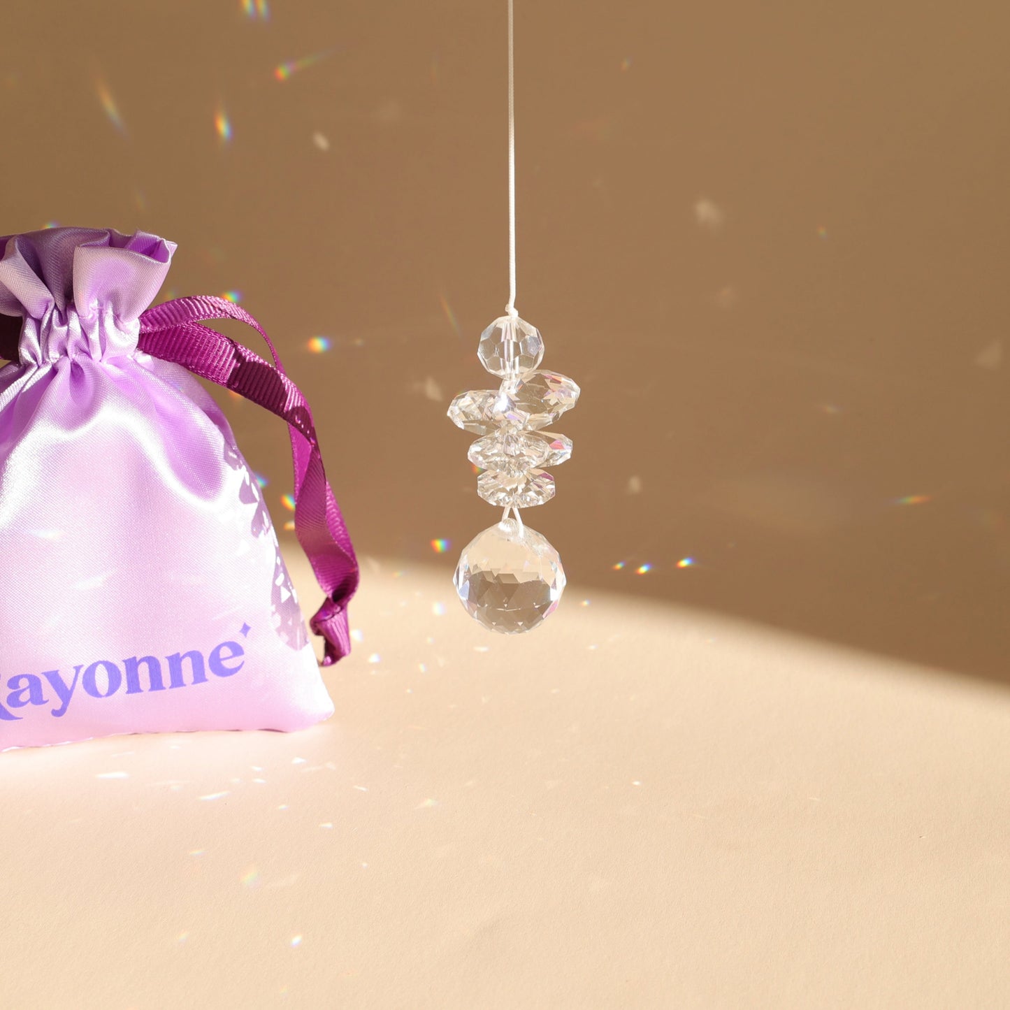 attrape-soleil suspendu et son packaging violet 