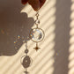 un suncatcher suspendu diffusant des arcs-en-ciel 