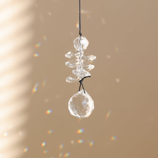 petit suncatcher en cristal suspendu et diffusant des prismes arc-en-ciel 